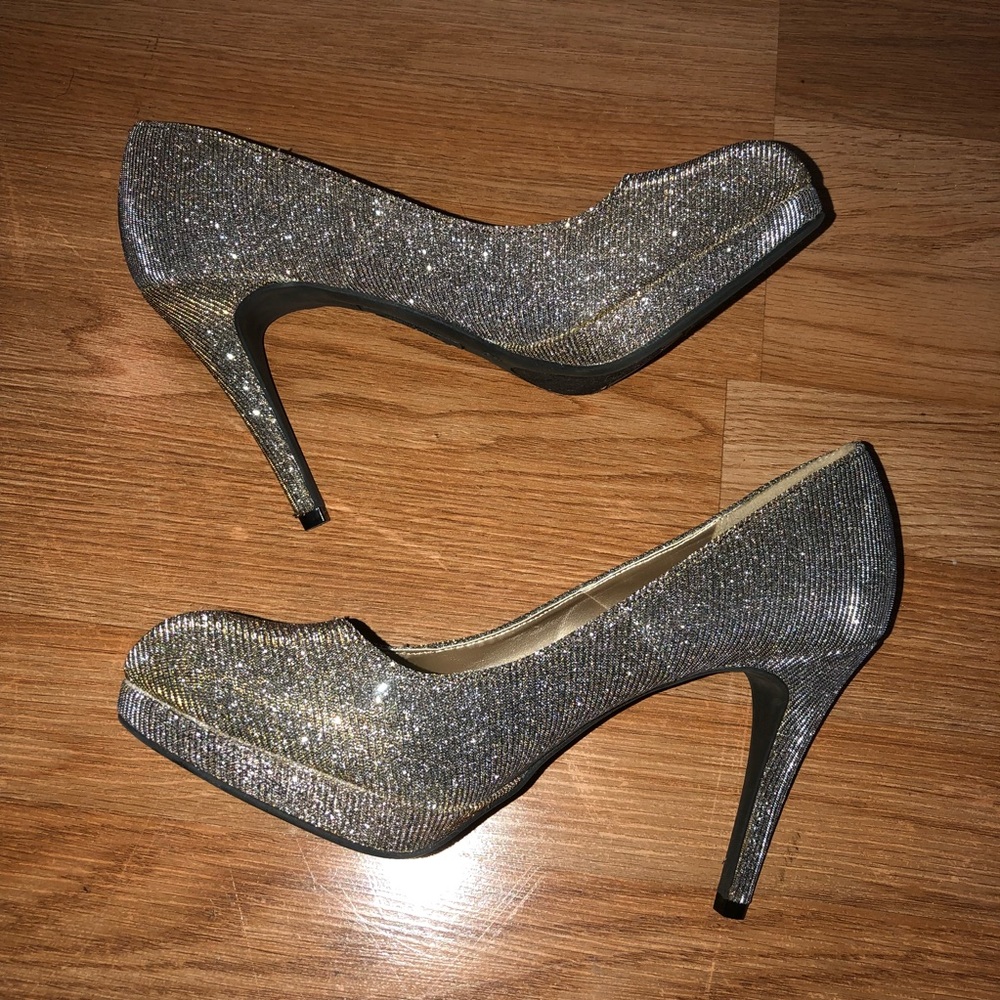 Gold/silver heels (GREAT for prom!)